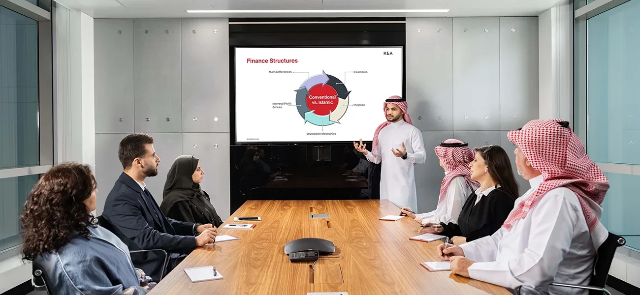 محامي ضريبة سعودي يراجع إقرار ضريبي داخل مكتب قانوني